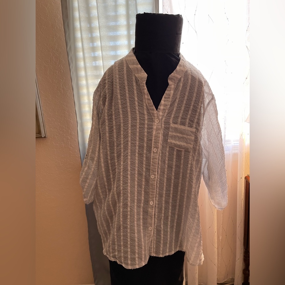 Unbranded 3/4 sleeve, gauzy blouse. Button up. Gray/white. Size 3XL.
